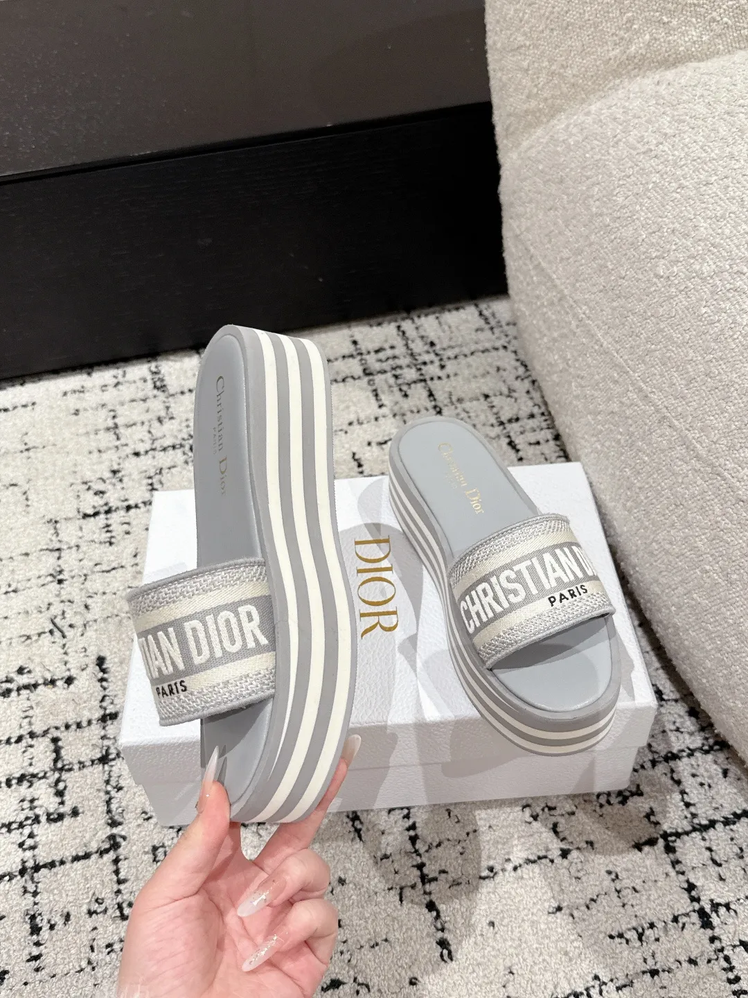 👟👟Ex-factory price 440👟👟 DIOR Dway fabric embroidered logo open toe 7cm thick sole one-word strap slippers CD letter logo three-dimensional embroidery thick bottom round toe open toe slippers The original development of the top version on the market, soft and delicate foot feel, extremely comfortable.  ✔️Upper: imported electro-embroidered cotton technical fabric ✔️Inner lining: water-dyed cowhide foot pad lining ✔️Outsole: original combination outsole ✔️Sole thickness: 7cm ✔️Size: #35-41 (40.41. Customized, non-refundable and non-exchangeable)